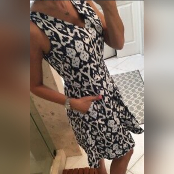 Lovely GAP Fit & Flare 100%Linen Blue & White Geometric Dress - Picture 2 of 12